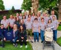 Bild: bsc
Die Laienspielgruppe Friedenfels hielt Rückschau auf eine besonders erfolgreiche Saison. Eine Spende an die Friedenfelser Ministranten (vorne links) sowie die Präsentation der neuen Poloshirts gehörte zur Veranstaltung. Der Leiter der Laienspielgruppe, Karl Wittmann (stehend, Dritter von links), überraschte dabei Theresa und Michael Schlosser (vorne rechts) mit einem Shirt für ihre erst kürzlich geborene Tochter Frieda Schlosser. Sie ist das jüngste Mitglied des Ensembles.