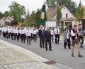 Bild: mmj
Blaskapelle, Ehrengäste, Mitglieder des Jubelvereins und Vereinsabordnungen auf dem Weg zum Festgottesdienst.