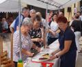 Bild: du
Schaschlik mit Pommes sind beim Mittagessen der Feuerwehr sehr begehrt. Dafür stehen die Besucher sogar Schlange.