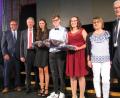 Bild: Alfons Prechtl/fph
Luisa Meister (Dritte von links), Lukas Wintmölle (Vierter von links) und Jasmin Stengl (Fünfte von links) erreichten die besten Ergebnisse an der Fichtelgebirgsrealschule. Schulleiter Oliver Brandt, Landrat Karl Döhler, Elternbeiratsvorsitzende Isabel Gobernatz und Zweiter Bürgermeister Horst Geißel (von links) gratulierten.