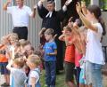 Bild: mfh
Mit dem Lied "Gott, dein guter Segen ..." wird der feierliche Familiengottesdienst beendet. Es ist ein Mitmach-Lied für Erwachsene und Kinder gleichermaßen. Dekan Schötz und Pfarrer Markert sind mit Eifer dabei.