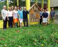 Bild: Dobmeier
Eine 30 Quadratmeter große Blumenwiese sorgt für Insektennahrung im Innenhof der Sophie-Scholl-Realschule. Die Organisatoren am Insektenhotel mit Lehrerin Margit Riedl (Sechste von links), der Schulgartengruppe und Stadtgärtnerei.