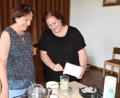 Bild: pi
Frauenbund-Vorsitzende Julia Helgert (rechts) macht gerne mit. Gertie Kreuzer sieht ihr aufmerksam zu.