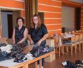Bild: gz
Agnes Härtl und Maria Reindl (von links) packen 500 Schuhe in Kartons.