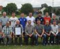 Bild: dob
Anton Striegl aus Altenstadt erhält von SV-Vorsitzendem Matthias Gmeiner (rechts) eine gerahmte Urkunde für 70 Jahre Zugehörigkeit zum Fußballclub überreicht. Unter den Geehrten ist auch Bürgermeister Andreas Wutzlhofer (sitzend, Fünfter von rechts). Er bringt es immerhin auf 30 Jahre.