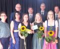 Bild: ohr
Drei Absolventinnen des Jahrgangs 2018/2019 der Naabtal-Realschule Nabburg – (mit Sonnenblume von links) Marina Dirschwigl (1,0), Sophie Martina Reseive (1,08) und Theresa Maria Manner (1,17) – nehmen die Spitzenplätze ein. Es gratulierten (von links) Elternbeiratsvorsitzende Bettina Berger, Direktorin Hannelore Reil-Heining, Matthias Sitzmann, Matthias Bösl, Bernd Schöttl, zweiter Konrektor Thomas Spörer, stellvertretender Landrat Jakob Scharf und Konrektor Johann Vollath. 	Bild: ohr