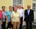 Bild: fdl
Pfarrer Konrad Kummer ( 2. v. re. ) zusammen mit von re., 2. Bürgermeister Josef Birner, seinen Schwestern Agnes und Elisabeth, sowie den Messnern Barbara Dolles und Alfred Hausmann.