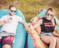 Bild: Michael Golinski
Rockige Riffs, kühle Cocktails und jede Menge Platz für heiße Tanzeinlagen. Hunderte Musikfans feiern beim Rock-Open-Air am Steinberger See.