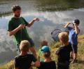 Archivbild: frd
Der Angelverein lädt Kinder und Jugendliche für 10. August ein. Am Weiher erfahren sie viel Wissenswertes rund um Fisch und Gewässer.