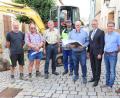 Bild: Stadt Tirschenreuth/exb
Gaben den Startschuss für die Baumaßnahme: Mitarbeiter Jiri Podhorsky und Vorarbeiter Gerhard Schreiber von Ziegler Tiefbau, Stadtwerke-Wassermeister Hermann Birkner, Stv. Stadtwerke-Wasserwart Dieter Gleißner, Bernhard Kaltenecker vom Büro Zwick-Ingenieure, Bürgermeister Franz Stahl, Stadtbaumeister Andreas Ockl und stellvertretender Stadtwerke-Leiter Berthold Zeitler (von links) beim Startschuss der Bauarbeiten.