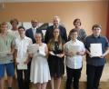 Bild: ubb
Die sechs Schüler Mauritio Rieß, Adrian Reiter, Selina Kuderen, Sandra Rupprecht, Pascal Wedlich und Ismael Burger (v. links) haben ihren Abschluss geschafft. Darüber freuten sich Schulleiterin Uschi Huber, stellvertretender Landrat Alfred Scheidler, Zweiter Bürgermeister Peter Gold und Klassenleiterin Veronika Gradl-Keis (hinten von links).