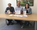 Bild: sei
Ulrike Fuhrmann, Bürgermeister Richard Kammerer und Jugendbeauftrager Christoph Müller (von rechts) stellen das Ferienprogramm es im Rathaus vor.