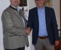Bild: dob
Der gebürtige Vohenstraußer Hubert Reil (rechts), der in Untertresenfeld aufwuchs, kehrt als Rektor der Pfalzgraf-Friedrich-Mittelschule wieder in seine Heimat zurück. Bei Bürgermeister Andreas Wutzlhofer wurde er bereits vorstellig.