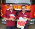 Bild: exb
Alles ist bestens vorbereitet: Die beiden Vorsitzenden der Feuerwehr Nabburg, Bernhard Blüml (rechts) und Thomas Prey (links) präsentieren die Plakate für das Hallenfest am 27. und 28. Juli.