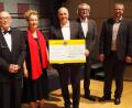Bild: fam
Über den Geldbetrag freuen sich (von links) Karlheinz Malzer (Chorleiter Mixtora Cantorum), Michaela Treese (Leiterin des Jugendchores des FSB), Past-Präsident Christian Kick, Präsident Klaus Berberich und Robert Heininger.