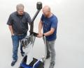 Bild[M]: Gabi Schönberger
Claus Krapf (links) und Markus Meister präsentieren ihren mobilen 3-D-Laser-Scanner. Der Vermesser fährt das Gerät ähnlich wie einen Rasenmäher über das Gelände, das dabei digital erfasst wird. Eine Rundum-Kamera schießt zusätzlich 360-Grad-Bilder.