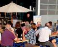 Bild: lst
Volles Haus bei „Af an guadn Ratsch“ der CSU/FL-Fraktion mit Bürgermeister-Kandidaten Armin Betz: Viele Bürger aus Schlattein, Ellenbach, Kalmreuth und Gösen informieren sich über die Kommunalpolitik. Spediteur Alfons Bäumler (links) aus Ellenbach stellt sein Unternehmen vor.