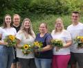 Bild: ils
Blumen gibt es für (von links) Vivien Hägler, Lukas Götz (verlassen die Einrichtung), Verena Brenner, Corinna Donhauser, Angeline Rittner (zum Abschluss als Heilerziehungspflegerinnen) und Philipp Schiesl (HEP-Helfer).