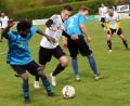 Bild: hho
Gute Erinnerungen hat der FC Tirschenreuth (links Samuel Gebru Fantaye, rechts Daniel Kahrig) an das letzte Derby gegen den SV Poppenreuth (Fabian Sticht, Mitte). Am 12. Mai gewannen die Kreisstädter in Poppenreuth mit 3:1 und machten den Klassenerhalt perfekt.