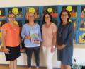 Bild: jzk
Rektorin Christine Wiesend (Dritte von rechts) dankt den drei Redakteurinnen Stefanie Nickl, Sonja Kraus und Elisabeth Steinkohl (von rechts) für den Jahresbericht 2017/18.
