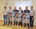Bild: Thomas Dobler
Oberbürgermeister Andreas Feller (Mitte) und die zuständigen Amtsleiter freuen sich mit den Radltour-Organisatoren Wolfgang Slama (Dritter von links) und Markus Riese (Zweiter von rechts) auf die Ankunft des Radlertrosses in Schwandorf. Am Abend singt dann Alvaro Soler.