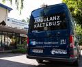 Bild: Michael C. Geiss
Bereits im Zuge der Neueröffnung der Conrad-Filiale in der Kleiststraße in Berlin hat sich die Stiftung entschlossen, die Arbeit der Stadtmission mit der Anschaffung dieses 85 000 Euro teuren Kleinbusses zu unterstützen, für den jetzt die Schlüssel offiziell übergeben wurden. Unternehmensgründer Max Conrad war einst selbst in Berlin ansässig.