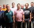 Bild: ohr
Die Mitgliederversammlung bestätigt die Funktionsträger der Abteilung Fußball des TSV. Bürgermeister Hans Prechtl (Zweiter von rechts) gratuliert zur Wiederwahl (von links): Bernd Rebler, Jürgen Priehäußer, Thomas Engelhardt, Rudi Fröhlich, Stefan Jauernig, Andreas Hanff, Franz Jauernig, Stefan Flierl und Michael Fick (rechts). Nicht im Bild Jürgen Vetter.