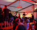 Bild: bgm
Die Band „Mission Possible“ sorgte am Samstagabend für beste Partystimmung im Festzelt am SV-Platz.