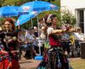 Bild: exb
Die Tänze und Kostüme der Gruppe Arcanus begeistern die Besucher des Sommerfests im Dr.-Stephan-Kastenbauer-Haus.