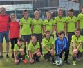 Bild: hl
Die von Hans Prieschenk (links) trainierten D-Junioren um Spielführer Leon Dippel (stehend, Vierter von rechts) laufen in der nächsten Saison in der Kreisliga auf.