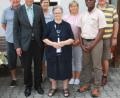 Bild: lk
Die Jubilarin Klara Schön mit Gratulanten; vorne stehend von links: 1. Bürgermeister Lothar Müller, die Jubilarin Klara Schön und				Pfarrvikar Florent Mukaley Mukuba; hinten stehend von links: Karl Schön, Lisa Schön und Brigitte Bauer vom Frauenbund und				Reinhard Schön vom Kirchenvorstand.