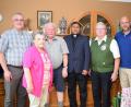 Bild: bnr
Im Kreise seiner Familie feierte Alois Biehler (Dritter von links) seinen 80. Geburtstag. Zu seinem Ehrentag gratulierten Bürgermeister Richard Tischler, Ehefrau Anna, Pfarrer Robin Josef, GZV-Vorstand Hans Kiener und der Sohn (von links)..