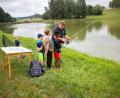 Bild: gz
Der leidenschaftliche Angler Bruno Rauch erläuterte den Kindern die Handhabung einer Angel.