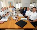 Bild: Stephan Huber
Sicherheitsgespräch bei OB Michael Cerny (Stirnseite des Tisches) in großer Runde: links von ihm Polizeipräsident Norbert Zink, Vizepräsident Thomas Schöniger, der Leiter der Inspektion Amberg, Thomas Lachner, und Werner Schüssel, Leiter des Präsidialbüros; rechts von Cerny Rechtsreferent Bernhard Mitko, stellvertretender KPI-Leiter Günter Grießhammer, VPI-Leiter Friedrich Böhm und stellvertretender PI-Leiter Andreas Weidauer.