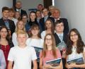 Bild: sm
16 Schülerinnen und Schüler wurden für ihren hervorragenden Quali-Abschluss (Eins vorm Komma ) von Schulamtsdirektorin Christine Söllner, Landrat Andreas Meier und Oberbürgermeister Kurt Seggewiß ausgezeichnet.