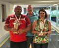 Bild: hai
Bei den SCK-Clubmeisterschaften gewinnt Stephan Stüpfert (links) den Baumann-Gedächtnispokal, Birgit Schmolke den Imhof-Pokal. Ihnen gratuliert SCK-Vorsitzender Willi Kreutzer.