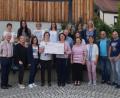 Bild: sgs
Elternbeiratsvorsitzende Martina Bronold und die Mitglieder des Gremiums überreichten an Kindergartenleiterin Hildegard Kühner und ihr Team einen Scheck über rund 1800 Euro. Kirchenpfleger Josef Saller (links) dankte auch im Namen von Pfarrer Herbert Rösl für den Geldsegen.