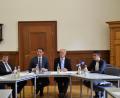Bild: ahs
Franz X. Huber (von links), Michael Eibl, Georg Eisenreich, Clemens Prokop und Benito Pfeifle stellten das Projekt „Teen Court“ vor.