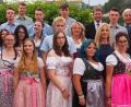 Bild: jpl
Nach der Zeugnisübergabe stellten sich die Absolventen der Fichtelnaabtal-Mittelschule zum letzten gemeinsamen Foto auf. Rektorin Sabine Graser und Klassenleiterin Erni Bühl (zweite Reihe, von rechts) fanden viele Worte der Wertschätzung für ihre Schüler. Auch die Bürgermeister Manfred Kratzer (dritte Reihe, links), Hubert Kraus und Ludwig König (dritte Reihe von rechts) sowie Pfarrer Andreas Kraft (dritte Reihe, Vierter von rechts) hatten sich zur Entlassfeier eingefunden.