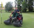 Bild: kro
„Head-Greenkeeper“ Thomas Keil bei der Arbeit.