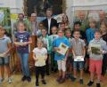 Bild: Hans Lehner
Fünf Viertklässler von zwei Neustädter Schulen wurden in München von Kultusminister Michael Piazolo (hinten, Mitte), dem Vizepräsidenten des Landesfischereiverbandes (LFV), Willi Ruff, sowie von Jagdverbandspräsident Jürgen Vocke (hinten, von rechts) für ihren Wettbewerbsbeitrag ausgezeichnet. Das Bild zeigt sie zusammen mit den weiteren Gewinnern aus ganz Bayern.