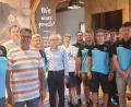 Bild: gz
Die Löwenfans begrüßen mit Bürgermeister Reiner Gäbl den Vize-Präsidenten von 1860 München, Hans Sitzberger (Bildmitte) und Fanclubbetreuer Sebastian Weber (hinten li).