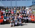 Bild: exb
Ausgestattet mit einem Notfallset zum Üben und mit einer Urkunde „Juniorhelfer“ stellten sich alle Teilnehmer mit den beiden Übungsleiterinnen und der Klassenlehrerin Irmgard Wittmann zu einem Foto im Schulhof auf.