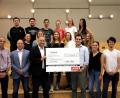 Bild: exb
Die Auszubildenden der A.T.U-Zentrale in Weiden mit Thomas Ehmann und Tamara Scholz von der Jugend- und Ausbildungsvertretung von A.T.U (vordere Reihe, von rechts) überreichen ihre Spende an das HPZ Irchenrieth.