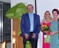 Bild: Annemarie Scherbaum
Die Elternbeiratsvorsitzenden (von links) Uwe König und Carola Gottschalk werden von Rektorin Gisela Lehnerer verabschiedet.