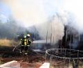 Bild: jma
Die Atemschutzträger bei der Brandbekämpfung. Neben der Hütte wurden auch einige Spielgeräte, zum Beispiel ein Trampolin, Opfer der Flammen.