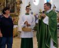 Bild: le
25 Jahre steht Carmen Kastl im Dienste des Kindes in der Kindertagesstätte St. Johannes Maria Vianney. Von links: Svenja Horn, Carmen Kastl, Ministrant und Pfarrer Max Früchtl.