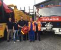 Bild: adj
Dank des Abschleppdienstes Adam mit Johann und Christian Adam (von rechts) verfügt die Feuerwehr Meerbodenreuth (von links) Michael Wolfram, Wolfgang Striegl, Josef Dagner und Wolfgang Kummer über einen neuen Notfallrucksack.