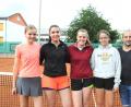 Bild: es
Sportwart Uli Kiener (rechts) gratuliert nach dem Spiel gegen Steinwald Katharina, Hannah und Sophie Eckl sowie Eva Lehner (von links) nach 2018 zur erneuten Meisterschaft. Zur Siegermannschaft gehören auch Mirjam Liebl und Leonie Reng.