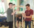 Bild: ibj
Mit großem Eifer waren die Schüler beim Nachbau der Experimentier-Stationen bei der Sache.